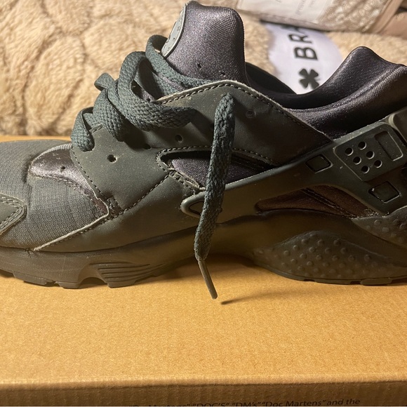 7(Y) Nike Air Huarache Sneakers